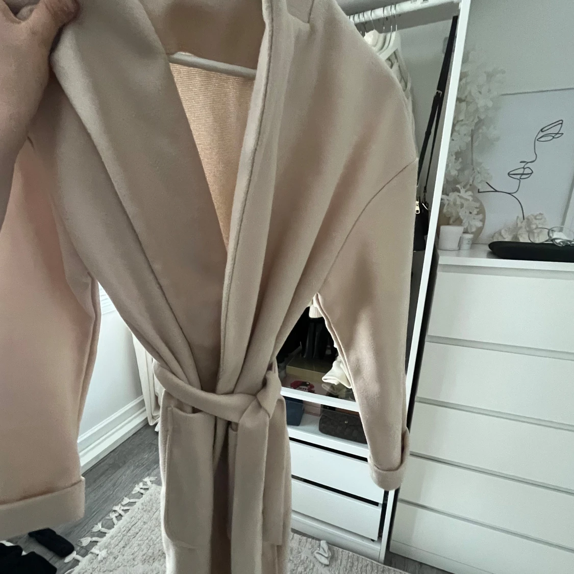 Beige kappa med bälte - 2