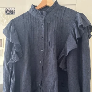 Mango blus - Fin blus från mango. Mycket stilren och passar till både skolan och att klä upp. ☺️