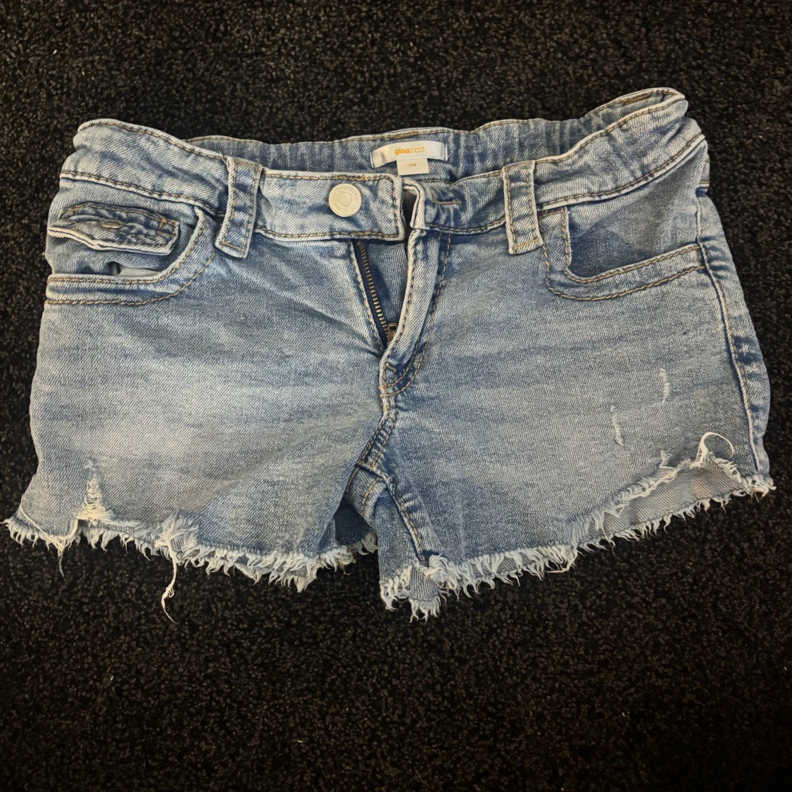 Blå jeansshorts med fransar
