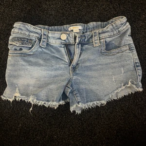 Blå jeansshorts med fransar - Snygga blå jeansshorts                    storlek:158
