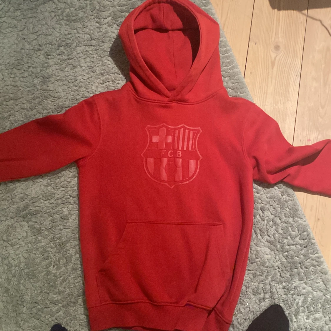 Röd hoodie med FCB-logga