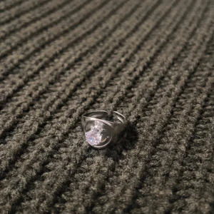 Antique Charm - Silver Ring with Stone - US storlek 7, diameter 17,3 mm, omkrets 54,4 mm. En ring med en tidlös, klassisk design som förmedlar en antik känsla. Justerbar för en bekväm och elegant passform.