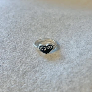 Silver ring - US storlek 5/5.5, diameter cirka 15.5–16 mm, omkrets cirka 48.7–50.2 mm.  Blanda och matcha dina favoriter! Köp flera artiklar tillsammans för rabatt och spara på frakten.  #silver #ring #vintage #smycken #klassisk