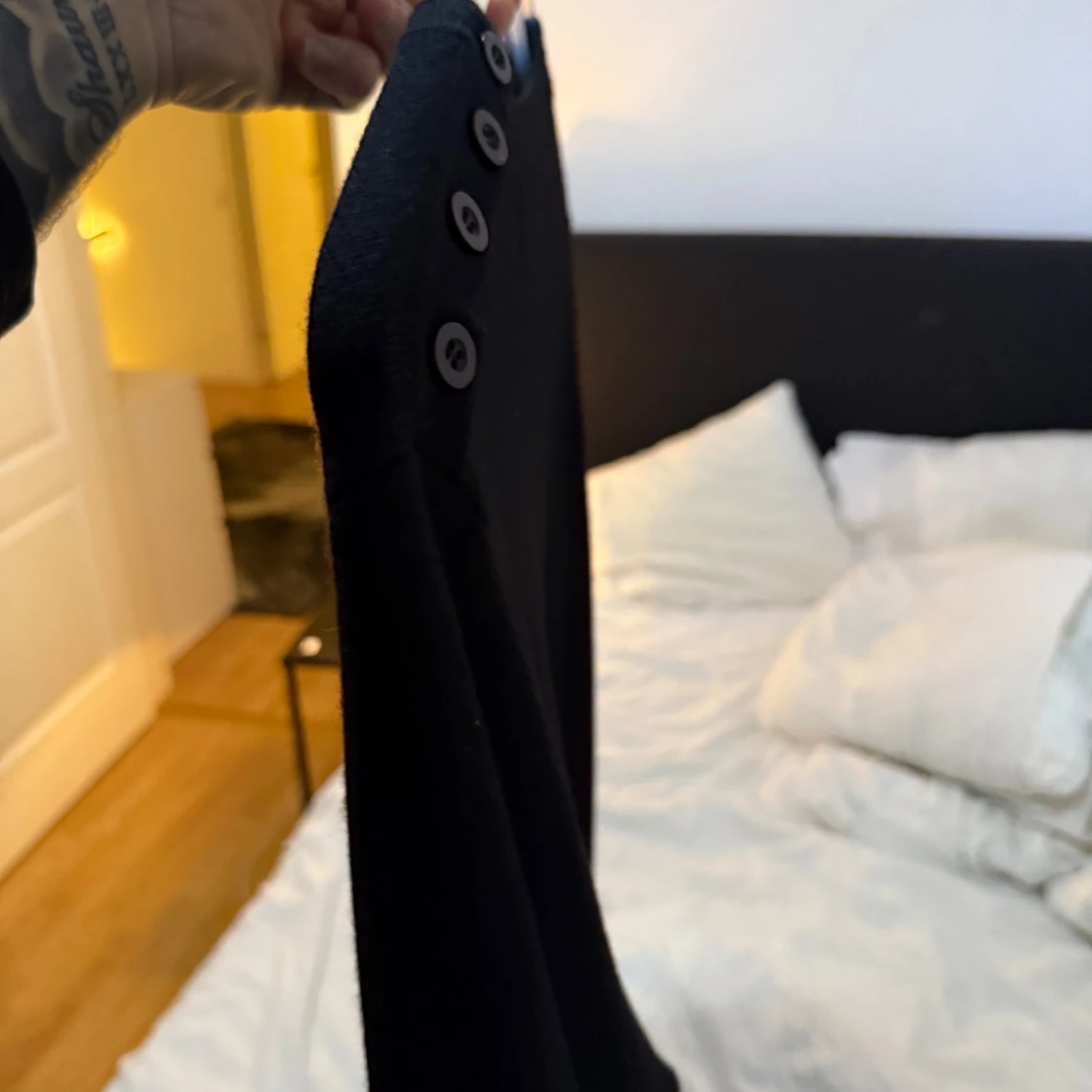 Svart tröja med knappar - 2