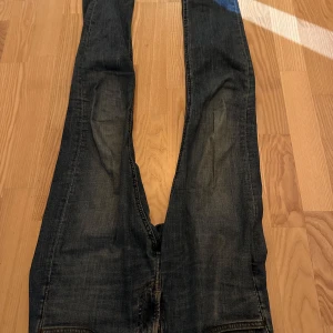 Mörkblå jeansbyxor - Jeans från Lee som knappt är använda.