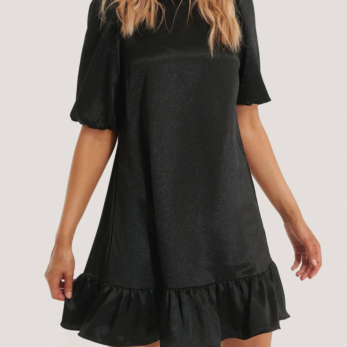 Svart klänning med volangdetalj - 1