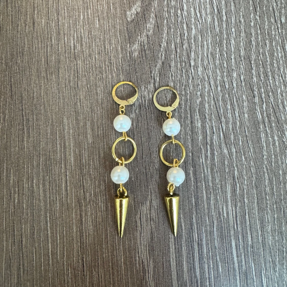 Guldplaterade örhängen med pärlor