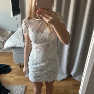 Vit spetsklänning från Ida Sjöstedt -  Ida Sjöstedt klänning i moddelen ”Paris dress” super fin och mycket bra skick 🤩🤩perfekt till studenten 💕 
