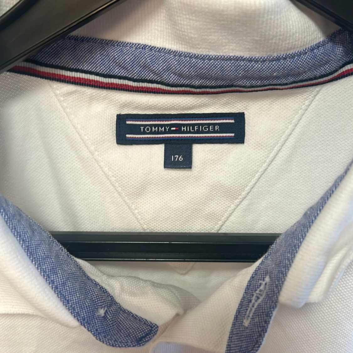 Vit pikétröja från Tommy Hilfiger - 2