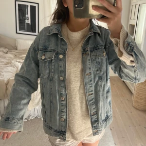 Blå jeansjacka!! - Säljer denna ass snygga jeansjacka!!🤩 perfekt till våren🥰❤️