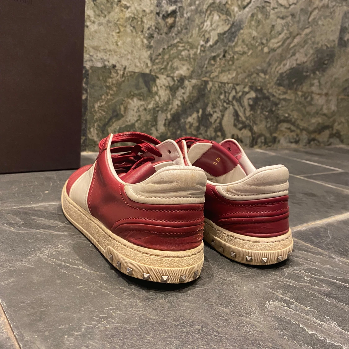 Röda och vita sneakers från Valentino - 3