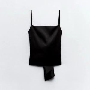 Zara topp - Super snygg svart zara topp i siden inspirerat material. Toppen är öppen i ryggen med ett band som man knyter själv. Använt en gång så i mycket bra skick🫶