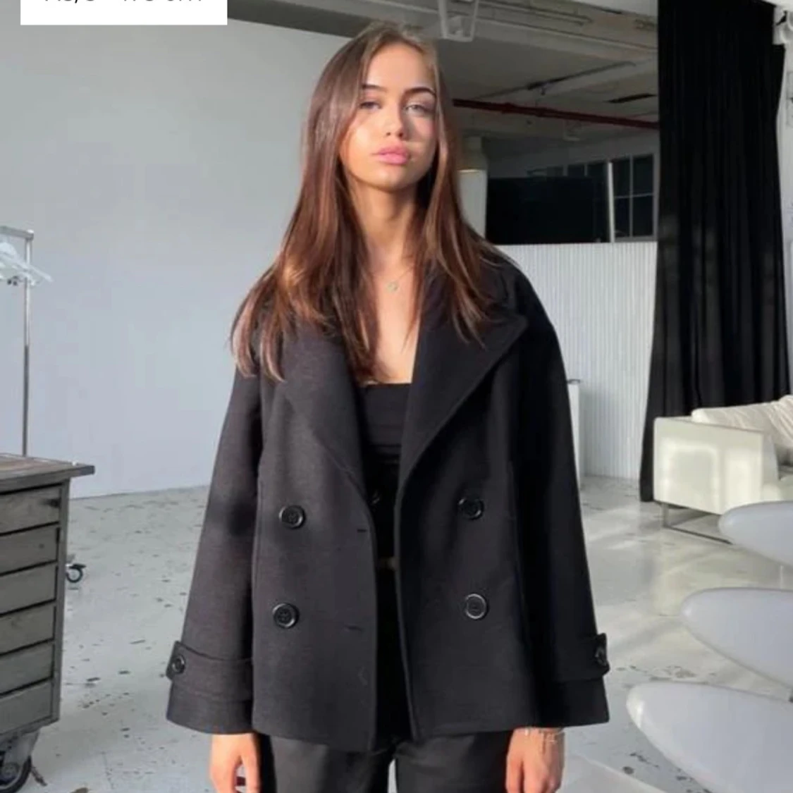 Svart kappa med knappar