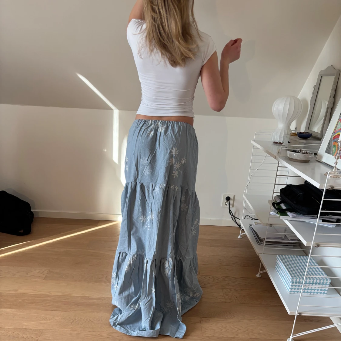 Ljusblå långkjol med blommönster