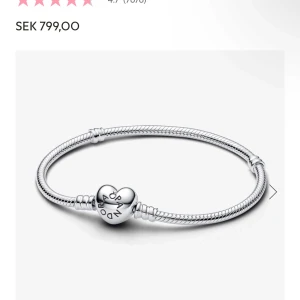 Pandora - Ett jätte fint berkockarmand med berlocker från Pandora! Kommer ej till användning dä jag har bytt till guld❤️Priset kan diskuteras!OP 1800kr