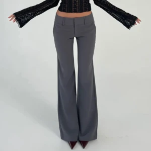 lågmidjade kostymbyxor  - säljer dessa supersnygga lågmidjade kostymbyxor från  venderbys som jag råkade beställa två av! 💞 Helt oanvända, taggen är kvar som man kan se på sista bilden. Köpte dem för 550kr!