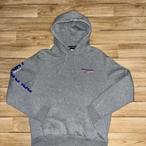 Grå Polo sport Ralph lauren Hoodie - Säljer en snygg grå hoodie ifrån Ralph lauren. Den är storlek L och är nytt skick. Priset kan diskuteras 