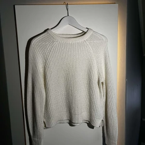 Vit stickad tröja från Vero Moda - Säljer en stilren vit stickad tröja från Vero Moda. Skulle säga ganska liten i storleken då den mer är en S skulle jag säga. Jätteskön å varm, finns inga defekter 🩷 Säljer pga garderobrensning och priset går att diskuteras 