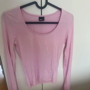 Rosa långärmad topp från Gina Tricot - Aldrig använd