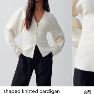 Vit stickad tröja - Säljer denna snygga populära tröja som är helt slutsåld! Aldrig använd, lapparna kvar🫶🏼