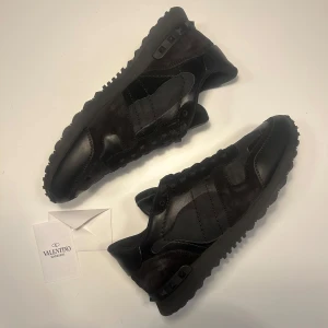 Valentino rockrunner - VÄLDIGT BRA SKICK! 9/10 | Ingår: Papper som syns på bilderna. | storlek 39 men sitter lite stort | Clean och eftertraktad färg!