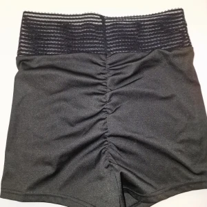 Svarta shorts med hög midja - Snygga svarta shorts med hög midja och scrunchie baksida. Perfekta för både träning och avslappnade dagar. Garderobsrensning så kika gärna på övriga auktioner.