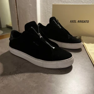 Axel arigato clean 360 zip - Säljer nu mina Axel arigato skor i väldigt bra skick, köpte på Arigatos hemsida för 2500kr. (alla og saker kvar) Skorna har inte använts så mycket eftersom att jag inte tycker om dom när jag fick dom så att de har mest stått som en prydnad på hyllan hemma. Byten kan vara intressant. Bara att höra av sig vid fundering. Pris går att diskutera 