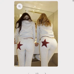 Star sweatpants från ladiac -  Helt OANVÄNDA ladiac byxor. De var sista droppet på dessa byxorna för någon vecka sen och är helt slutsålda i nästan alla stolekar. Säljer då de var för långa på mig😢 de kostade 900kr + frakt & tull som gick på ca 650kr och de är mycket eftertraktade❤️ stora i stoleken så passar xs och s❤️fler bilder och kvitto finns🫡💓 pris kan diskuteras🥰