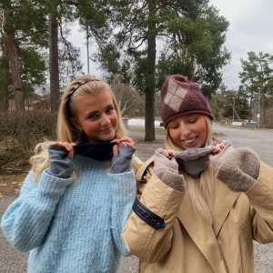 100% kashmir handledsvärmare och buff - Erbjudande!! 100% kashmir handledsvärmare och buff - paketpris 600kr (100kr rabatt), perfekt till sportlov och afterski⛷️. Välj valfri handledsvärmare (se alla bilder i profilen) och färg på buff (bild tre). BILLIGARE ALTERNATIV - Vi postar spårbart med PostNord 59kr frakt. ✨✨Det går även att köpa handledsvärmarna separat!! 