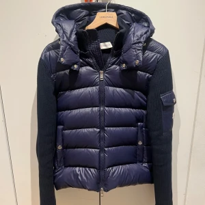 Moncler cardigan - Snygg Moncler cardigan som är helt ny. Jackan är perfekt för kyliga dagar och även sommarkvällar. Hör av er vid intresse!!