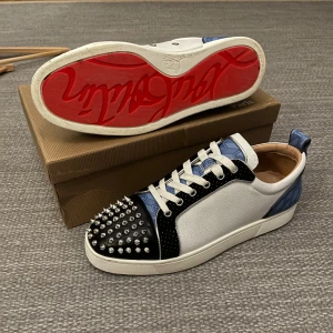 Christian Louboutin - Säljer nu dessa riktigt feta loobs från Christan Louboutin. Använt väldigt sparsamt —> TOPPSKICK🤩. Väldigt unika och snygga! Hör av dig om du har frågor!