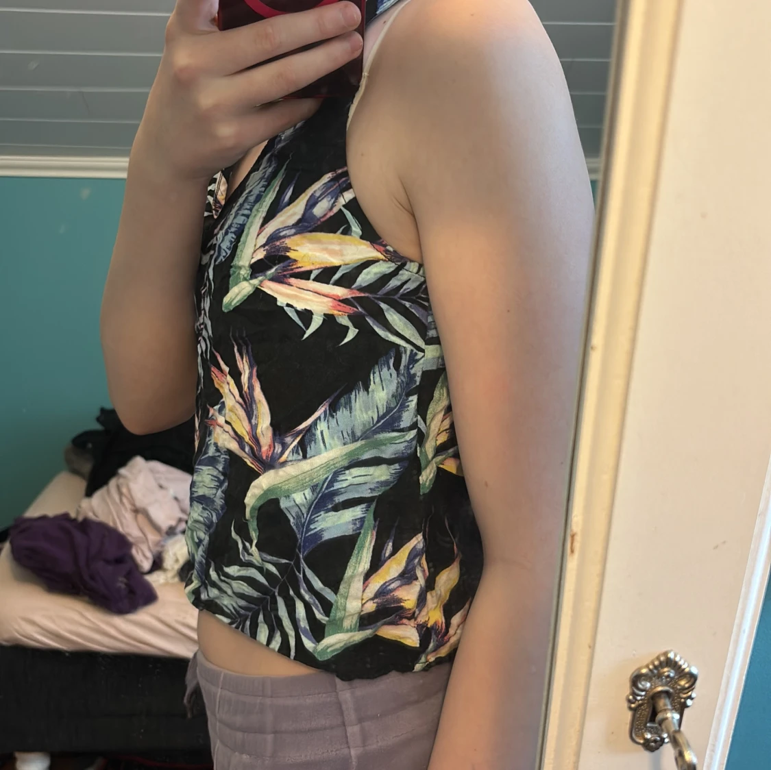 Svart ärmlös topp med tropiskt mönster - 1