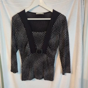 Topp - Svart, vit glittrig topp med 3/4 ärmar från Wearhouse i storlek S. Nyskick endast använd 1 gång, som ny.