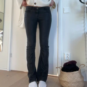 Lågmidjade svarta skinnimmitations bootcut jeans - Dessa är ett par lågmidjade jeans med en skinnimitterat orm mönster på. Jag har sytt ut de till bootcut och därmed är det ett litet hål i sidan av knät (bild 5)