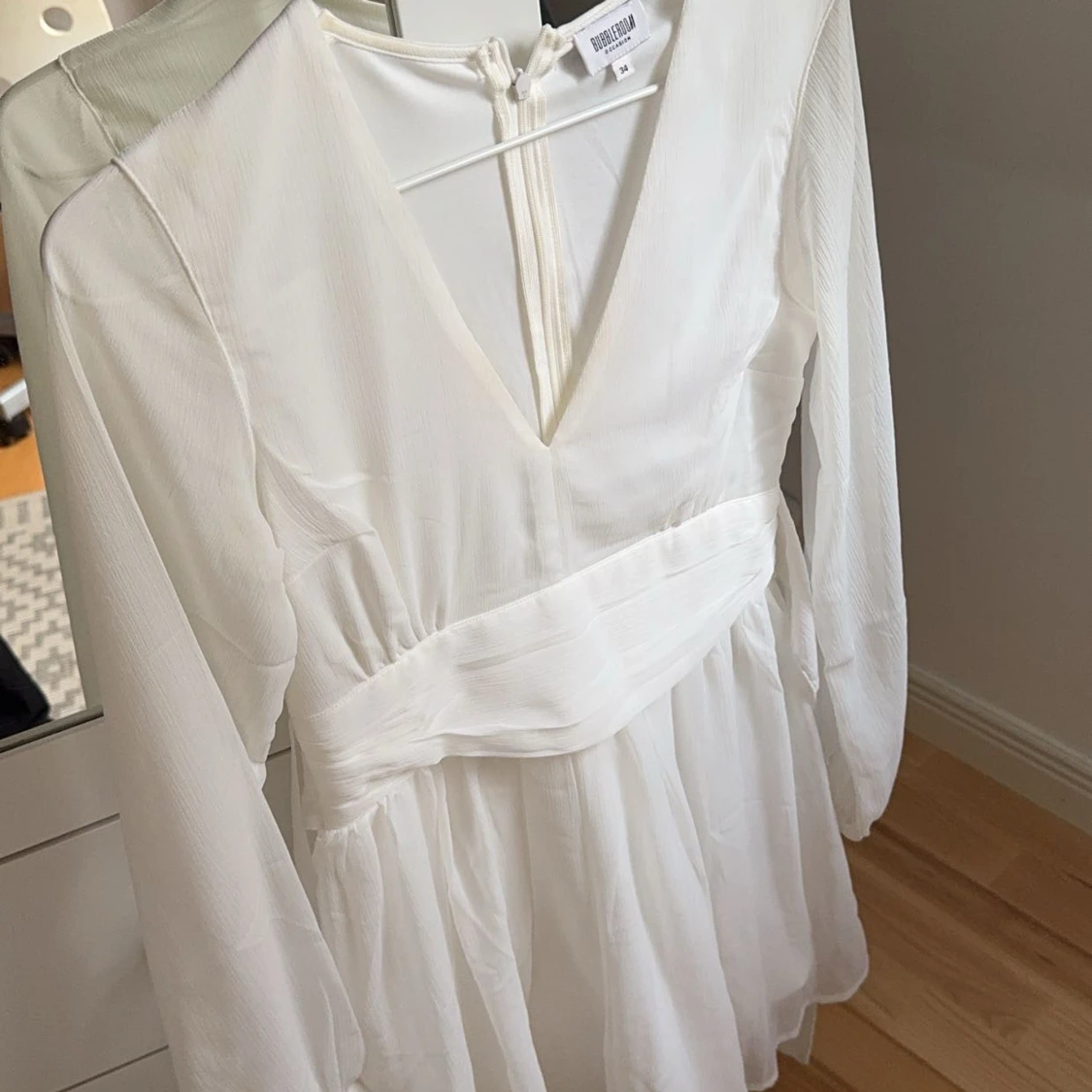 Vit klänning med v-ringning