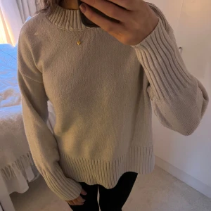 Beige stickad tröja  - En söt och mysig beige stickad tröja. Väldigt mysigt myströja. Skriv gärna för mer bilder och funderingar🩷