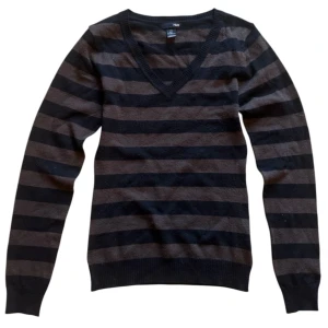 Brun och svart vintage randig tröja från H&M - Säljer en brun och svart randig tröja från gammal H&M med v-ringning. Strl S