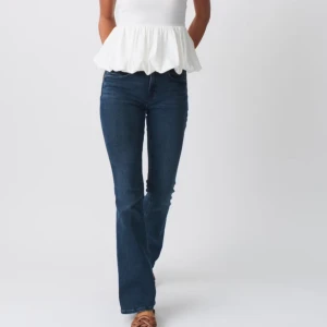 Lågmidjade jeans från Gina  - Oanvända lågmidjase jeans från Gina i storlek 34. Aldrig använda med prislapp kvar, säljer då de var för små och jag inte hann lämna tillbaks💘Nypris 499