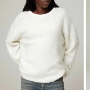 Stickad vit ”Snuggle Mode” - Säljer denna supermysiga stickade vita tröjan från bikbok. Köpt förra månaden för 699kr och använd endast 2 gånger! Säljer nu för 299kr!🫶🏻 Den är Xs men skulle snarare säga S!💞