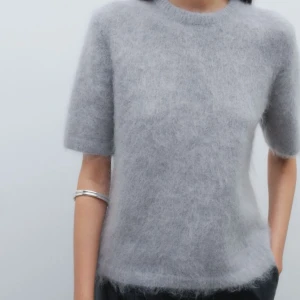 Stickad topp - Stickad T-shirt i mohair mix, helt slutsåld på HMs hemsida💞 endast använd en gång så tröjan är i jättebra skick 