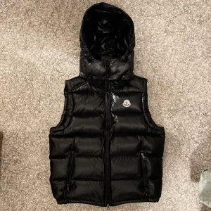 Moncler Vest - Knappt använd. Passar medium och small. Luvan går att ta av. Skriv för mer bilder eller info.