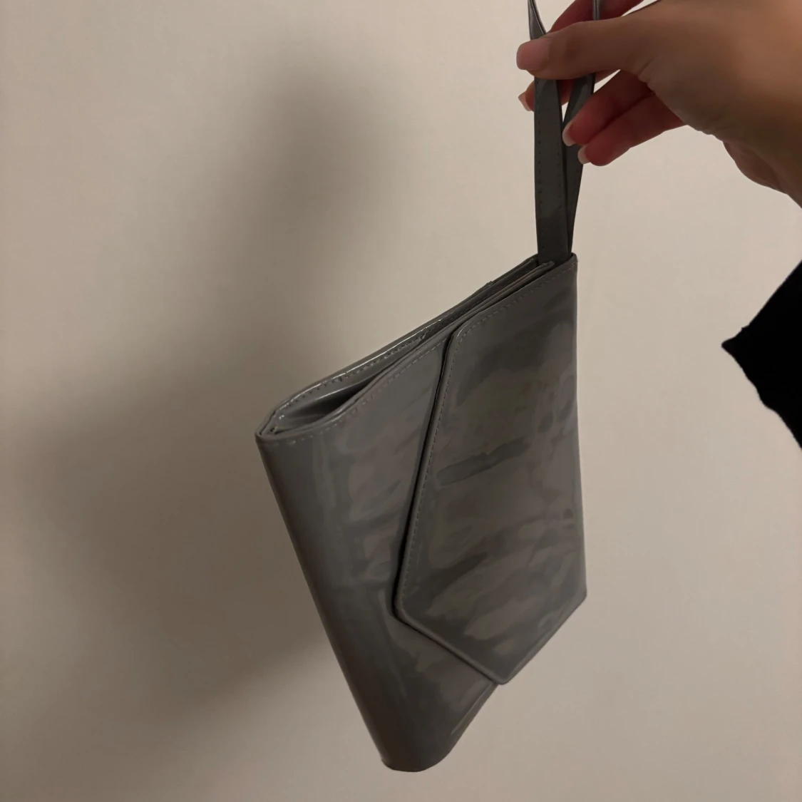 Grå kuvertväska med handledsrem - 92