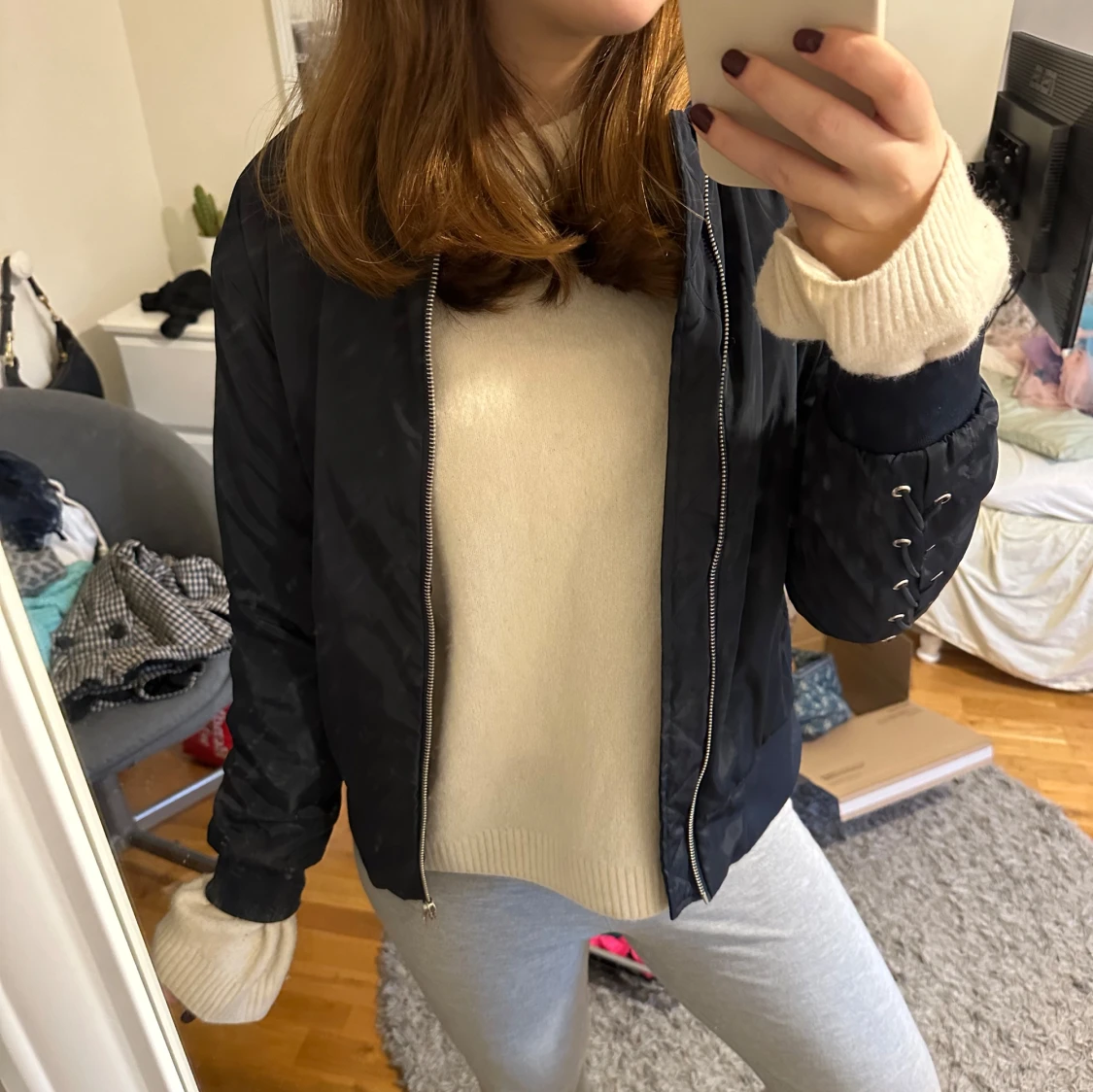 Svart bomberjacka med snörning - 91