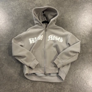 Brand of Roses zip hoodie  - Grå Brand of Roses zip hoodie i mycket bra skick, inga hål eller defekter över huvudtaget. Hoodien är i storlek S men är ganska boxy i storleken. Nypris 1000kr