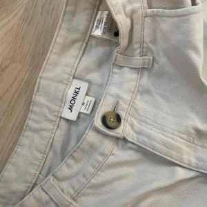 Beige byxor från Monki - Snygga beiga byxor. Ankellängd på mig som är 160cm.