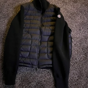 Moncler Cardigan - En äkta moncler cardigan. Den har inga skador utan ser som ny ut. Kvittot följer med