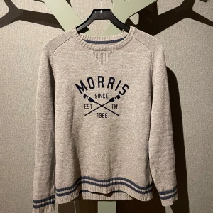 Grå stickad tröja från Morris - Säljer en lite mer vintage grå stickad tröja från Morris. Ger en skön och avslappnad look