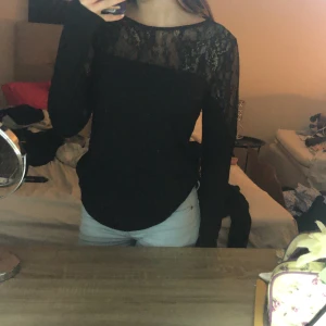 Svart spetströja - Säljer en elegant svart tröja med spetsdetaljer på överdelen och ärmarna. Tröjan har en normal passform och långa ärmar, perfekt för en stilren look. Pris kan diskuteras 💞