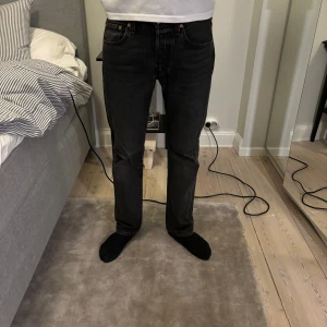 Svarta jeans från Levi's - Snygga svarta 501 jeans  De har en rak passform och skön passform 