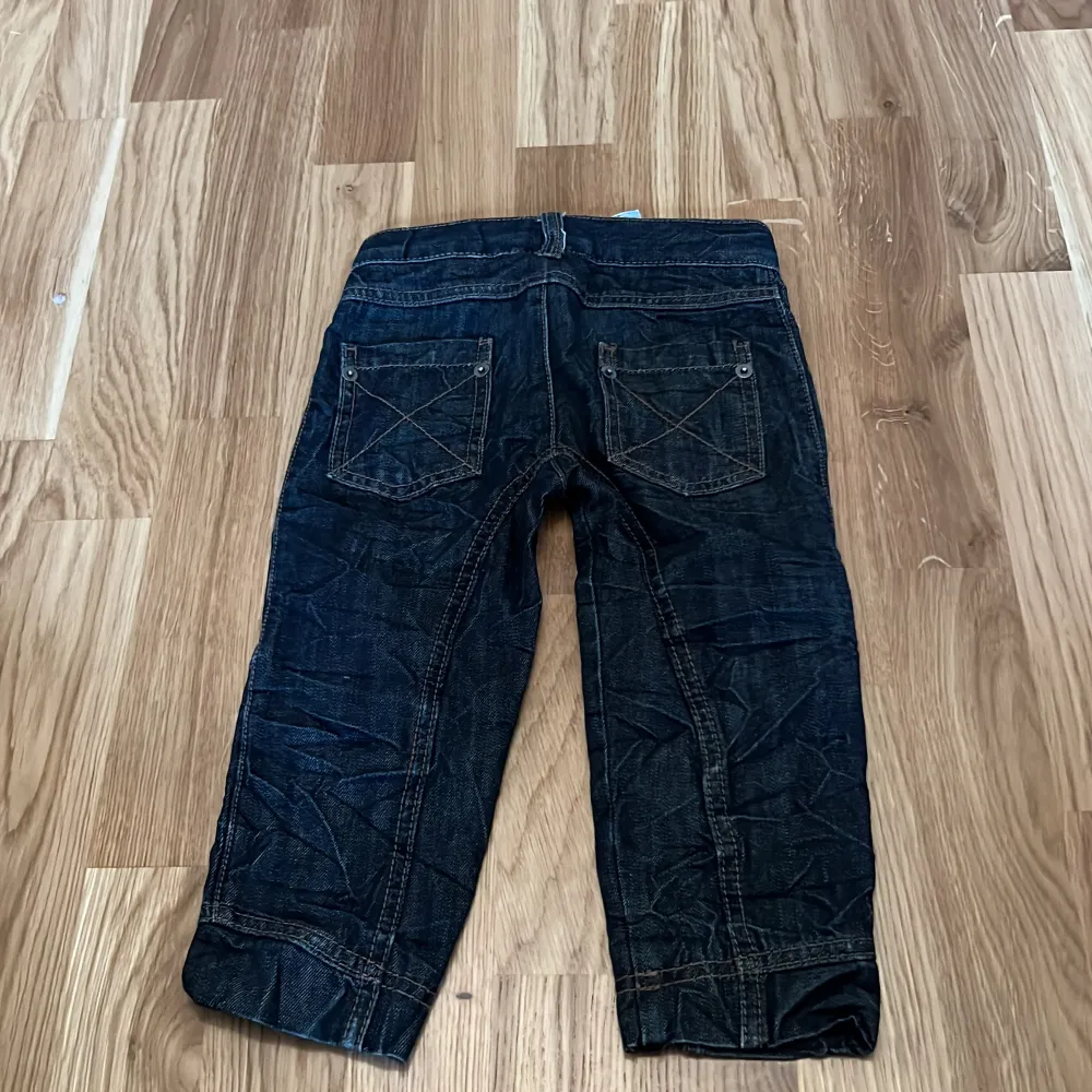 Säljer ett par mörkblå jeansbyxor från Benetton för barn i storlek 82. Byxorna har en klassisk design med fem fickor och knappstängning. Perfekta för små äventyrare!. Farkut & Housut.